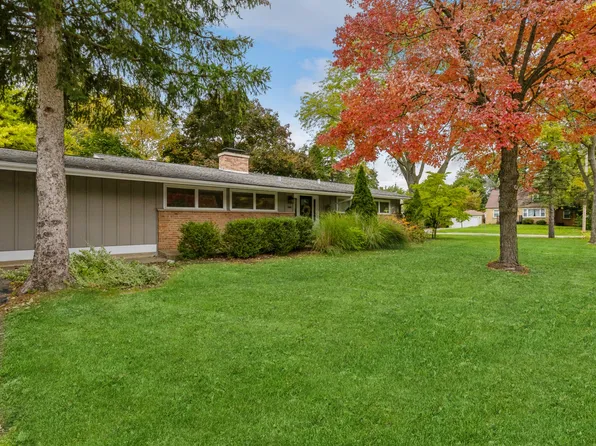 505 S Butterfield Rd, Libertyville, IL 60048