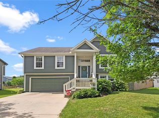 909 E Cottage Creek Dr, Gardner, KS 66030