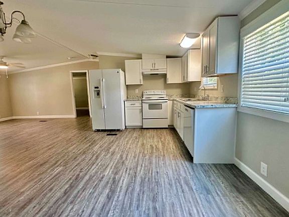 4th image of 220 SE Britt Pl