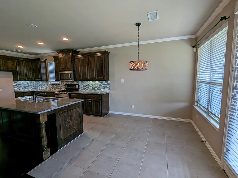 591 Deverson Dr — Photo 3