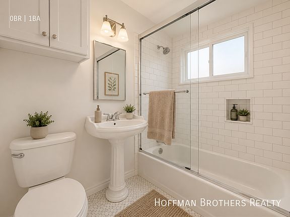 4th image of 2201 Oak St Unit B