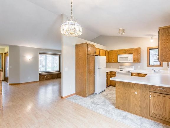 4th image of 9014 Tamarack Ln