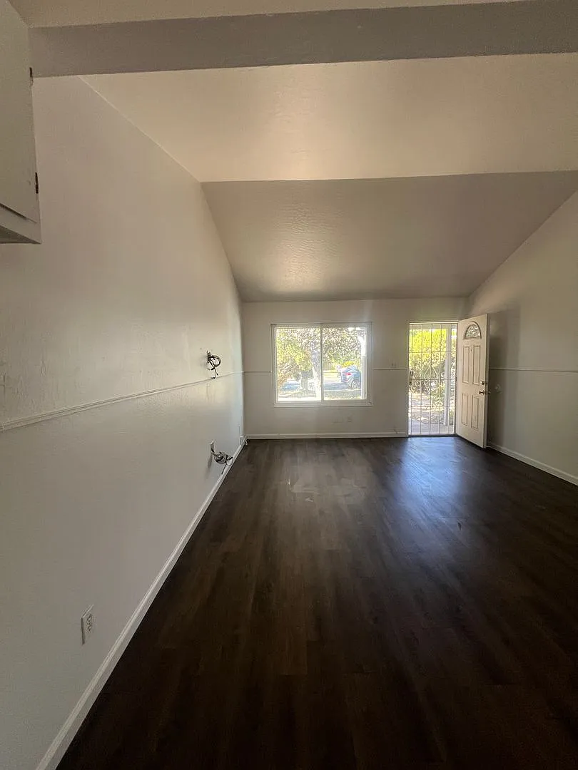 Very Nice 3 Bedroom and 1.5 Bathroom House for $2,200.00 — Photo 4
