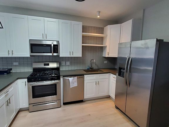 4th image of 2839 W Montrose Ave #2R