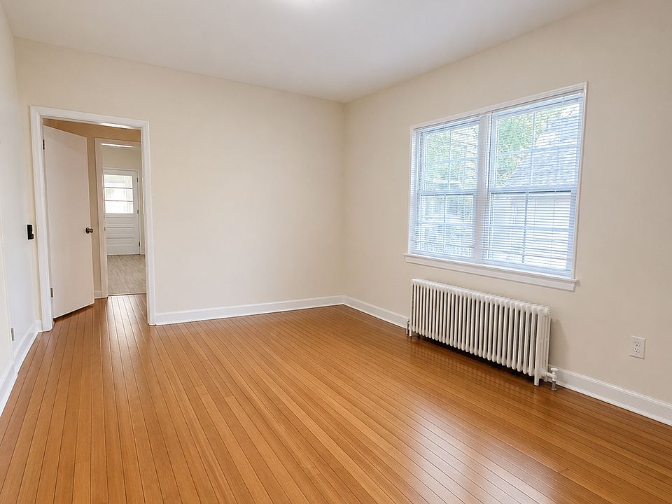 1st image of 372 Manor Rd #2R