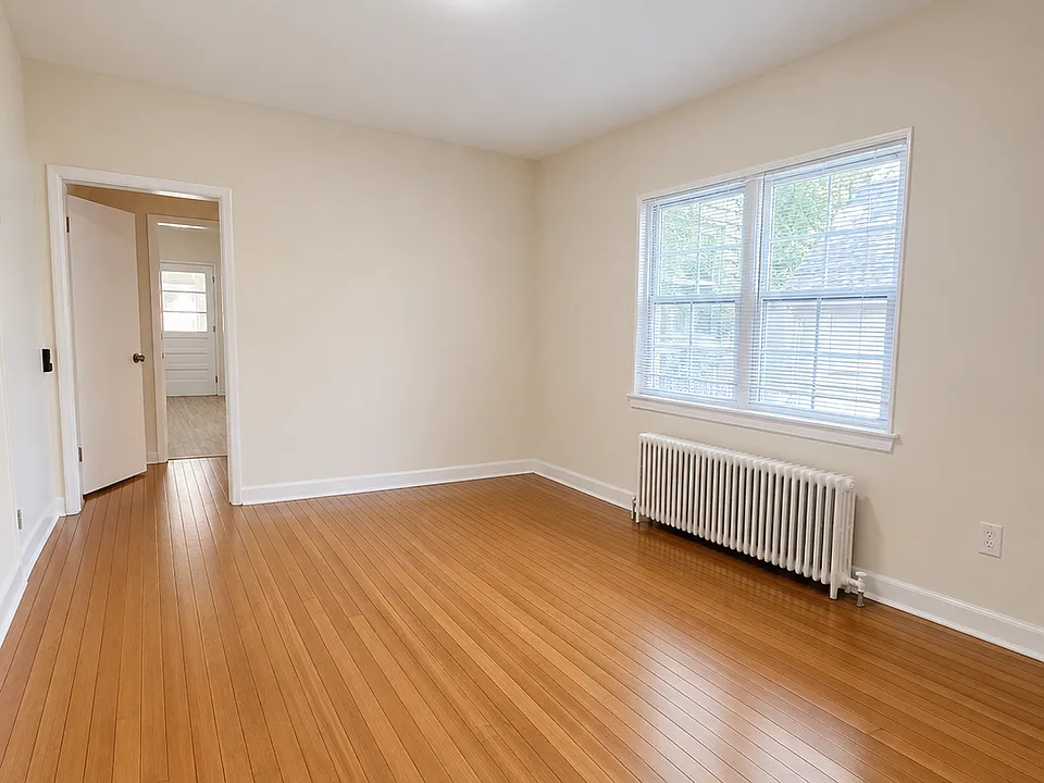 372 Manor Rd #2R