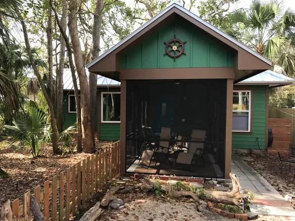 123 Avenue L, Apalachicola, FL 32320