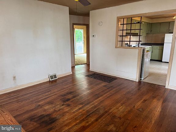 3rd image of 835 Martin Rd