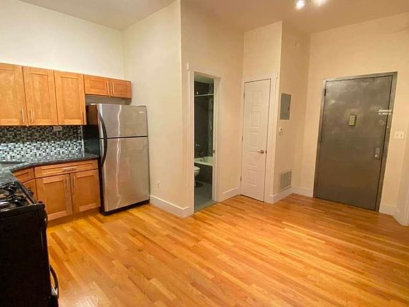 3rd image of 128 Manhattan Ave APT 3F