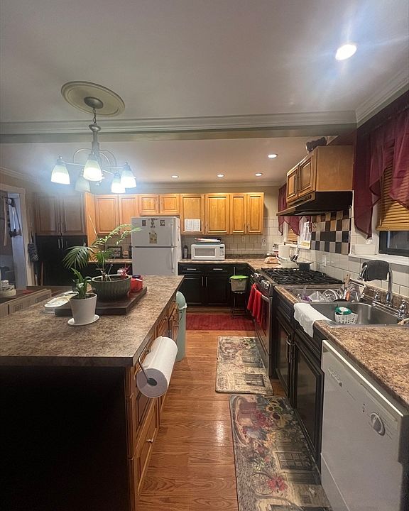 2nd image of 48 Leonard St