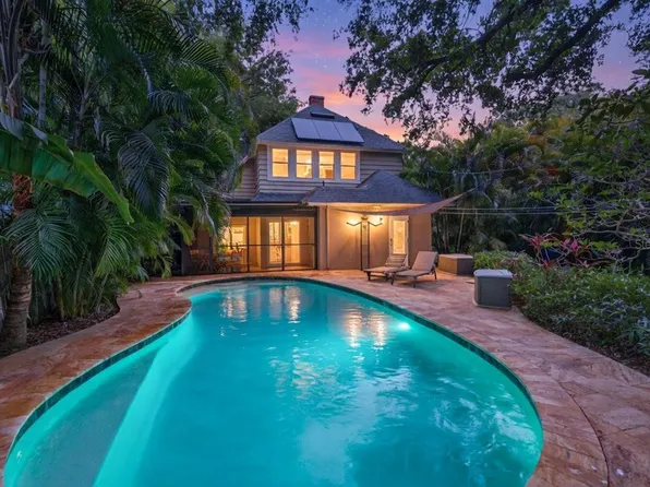 2318 Woodlawn Cir E, Saint Petersburg, FL 33704