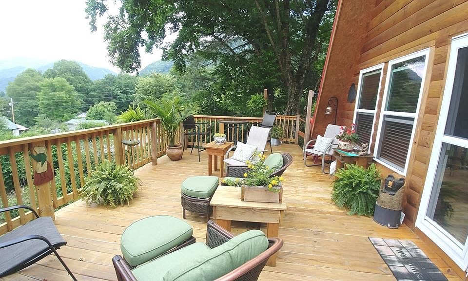 1st image of 76 Chateau Ln