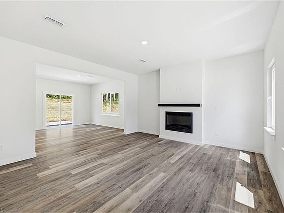 5th image of 4147 2nd St NE
