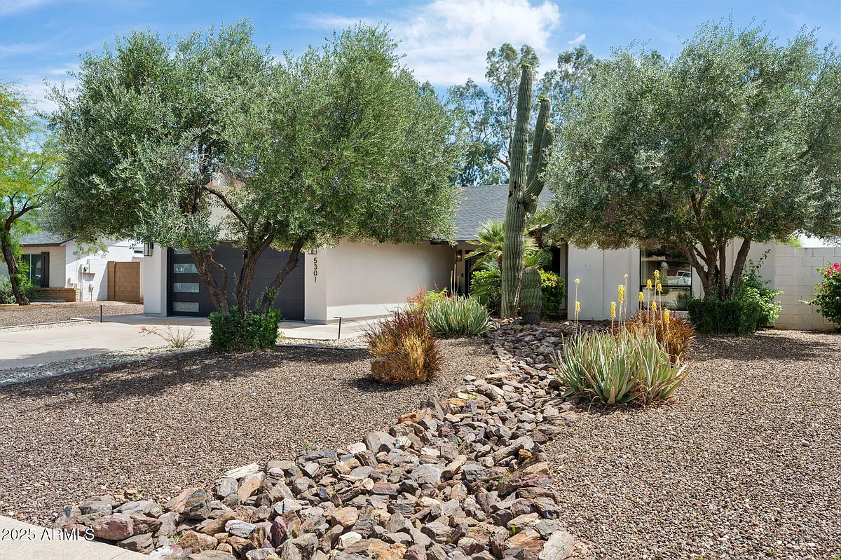 Building Photo - 5301 E Tierra Buena Ln