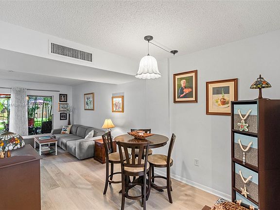 5th image of 809 W Oakland Park Blvd APT J2