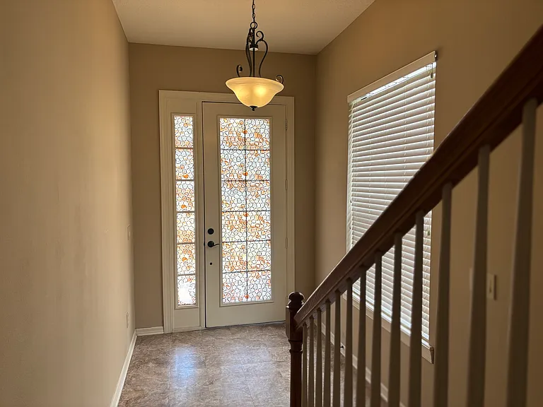 126 E Esther St — Photo 3