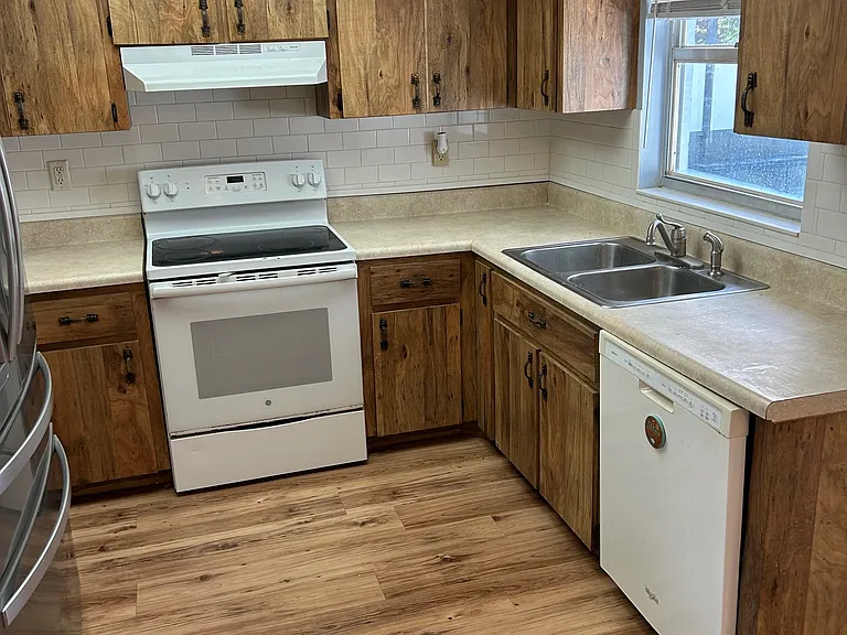 1404 Dexter Dr N — Photo 7