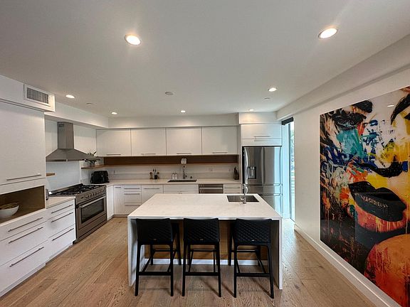 4th image of 820 S Sherbourne Dr #101