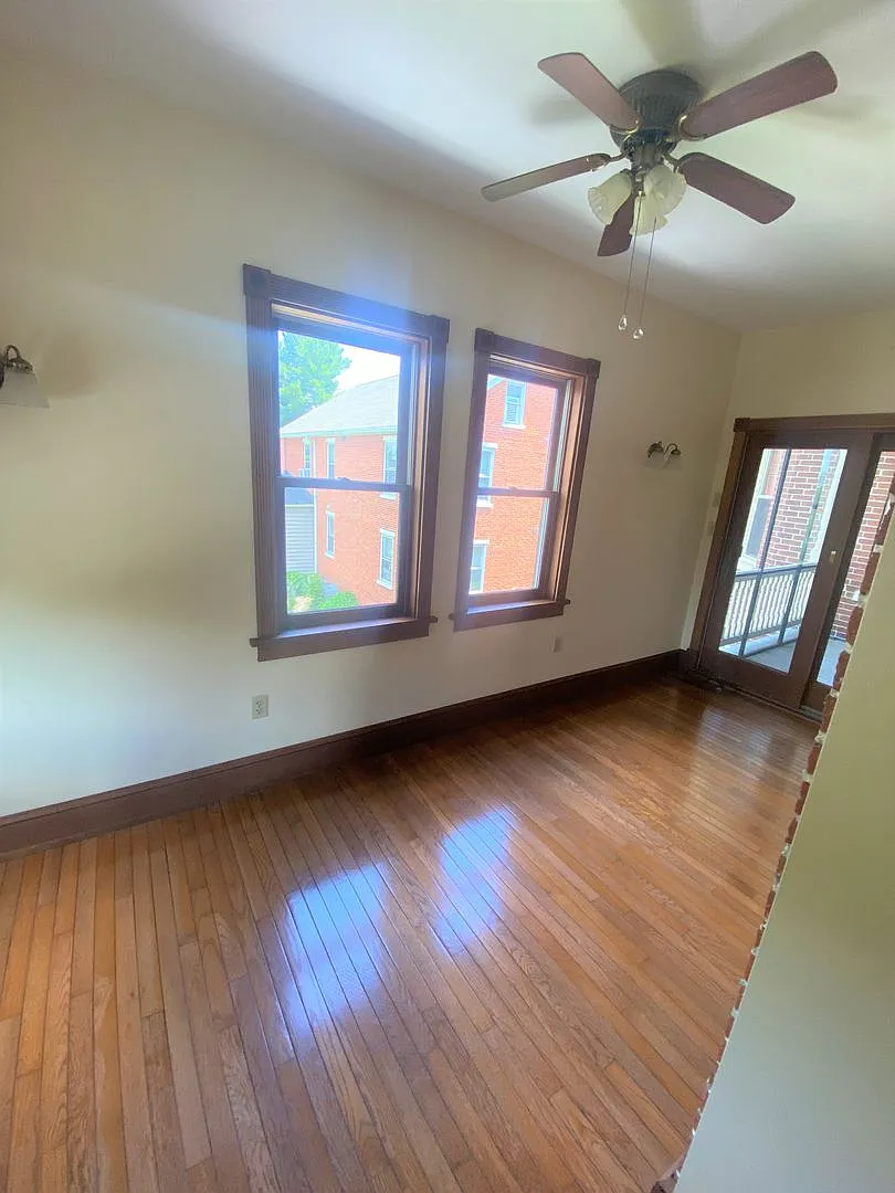 Spacious 3 Bedroom with bonus room — Photo 3