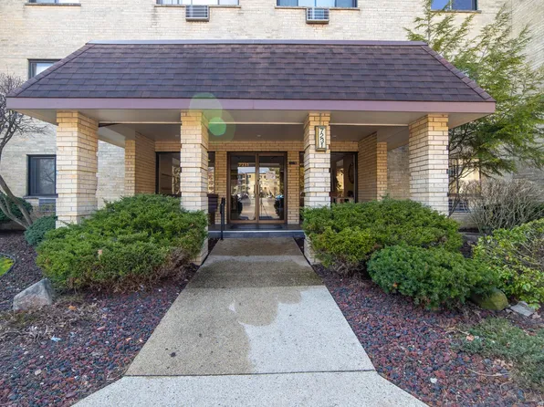 7231 Wolf Rd #208C, Indian Head Park, IL 60525