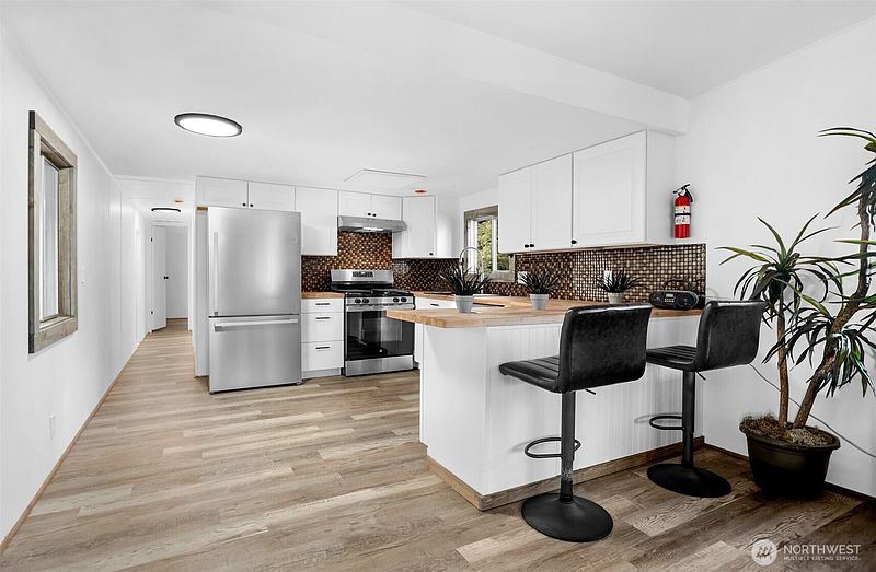 2nd image of 14322 Admiralty Way #8