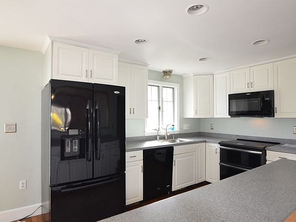 2nd image of 71 Rockefeller St