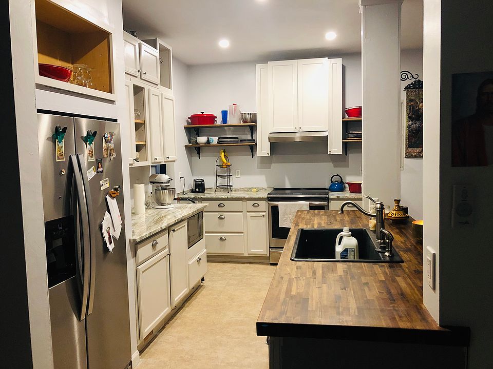 2nd image of 220 W 32nd St