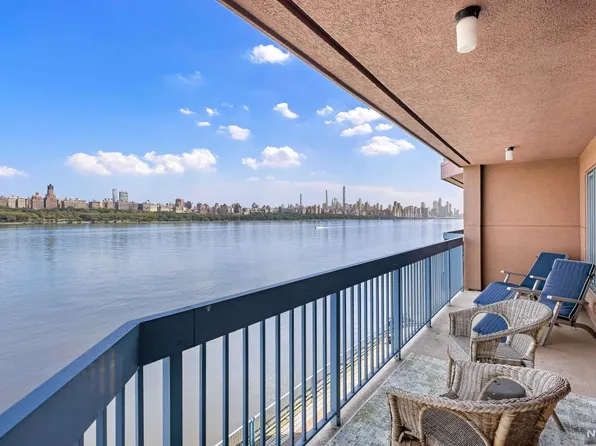 302 Adams Ct, Edgewater, NJ 07020