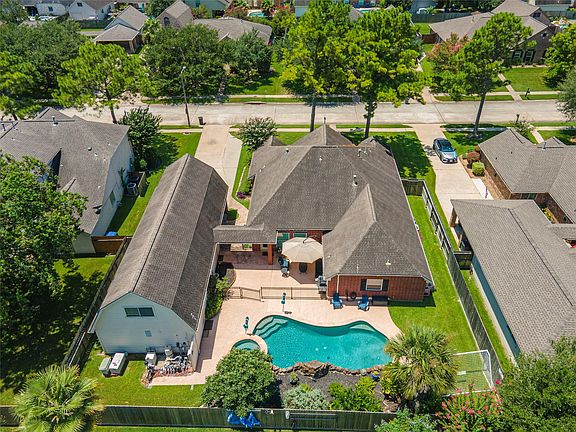 2nd image of 803 Hackberry Ln