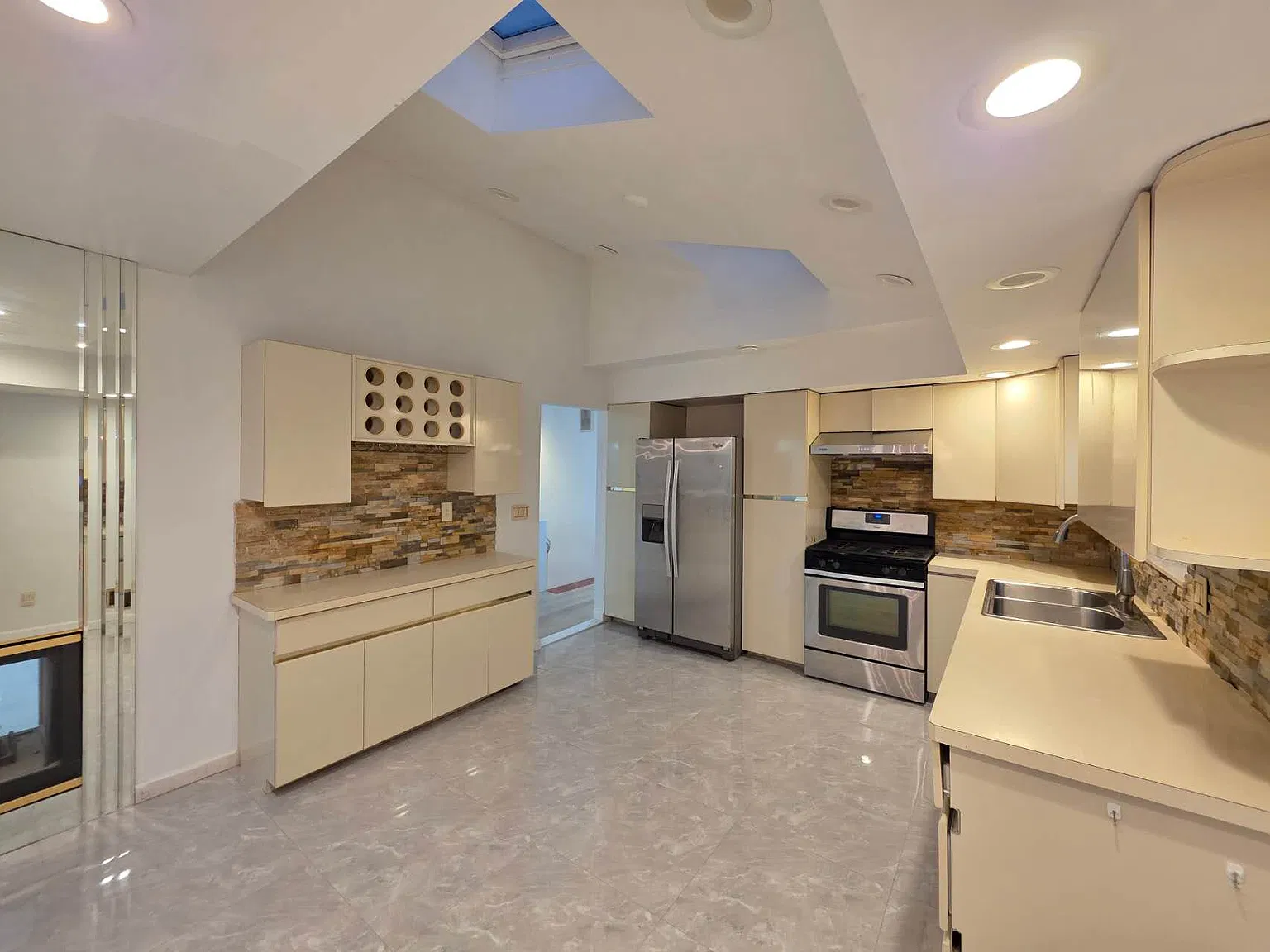 3 bed, 1400 sqft, $3,300 — Photo 3