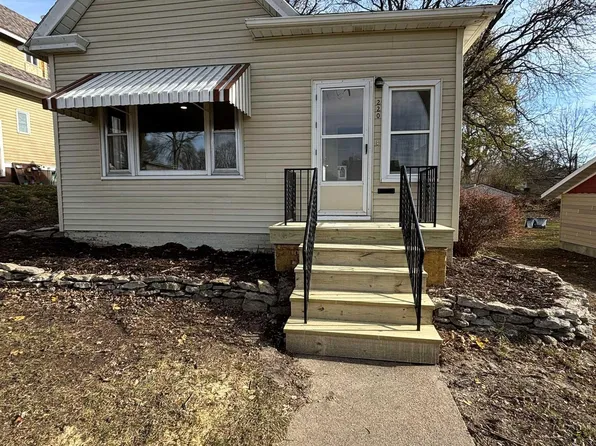 220 N 16th St, Denison, IA 51442