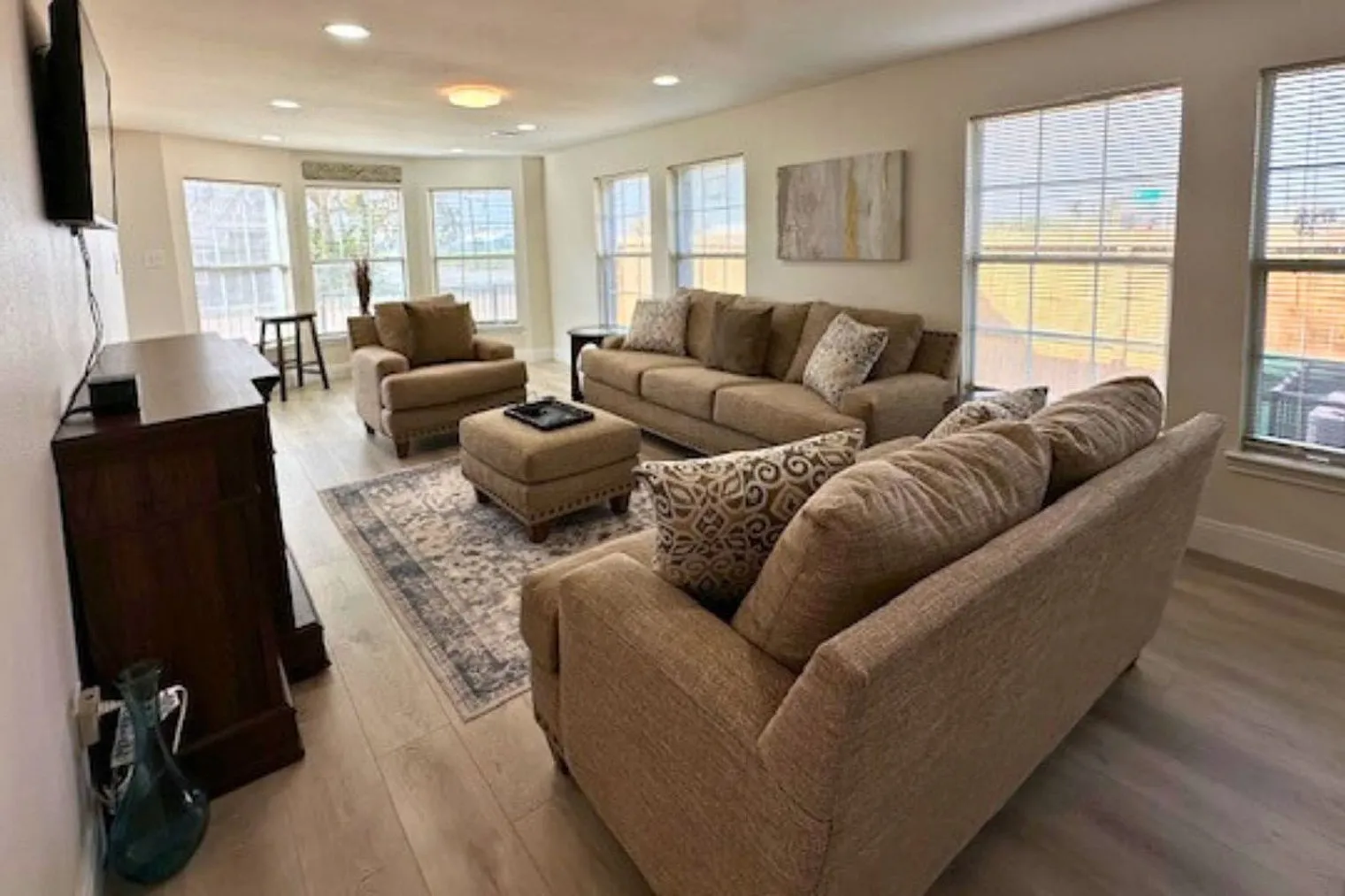 3 bed, 2.0 bath, 36597 sqft, $2,796 — Photo 1