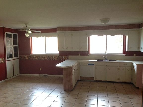 Open kitchen/breakfast area