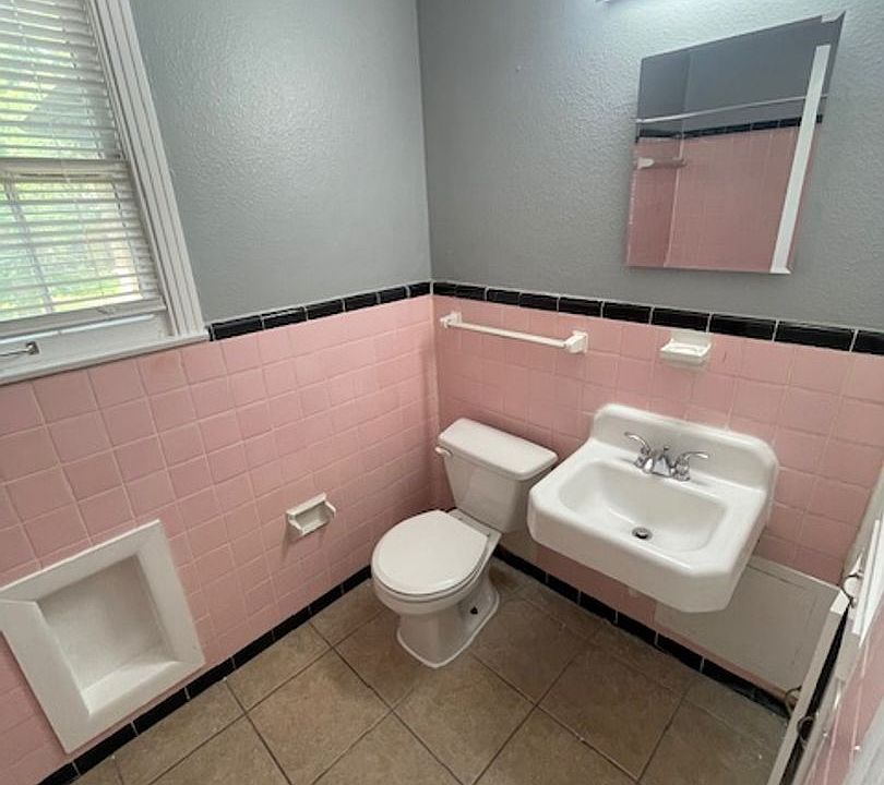 1st image of 3412 W Brookview Dr