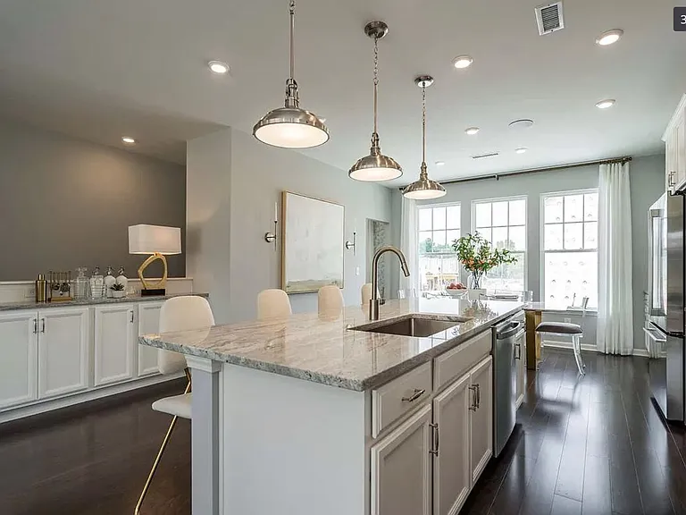 1215 Commack Dr — Photo 1