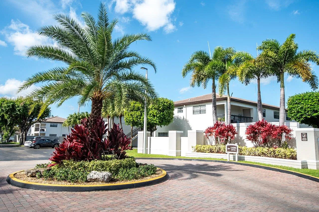 Legacy Palm Isle — Photo 3