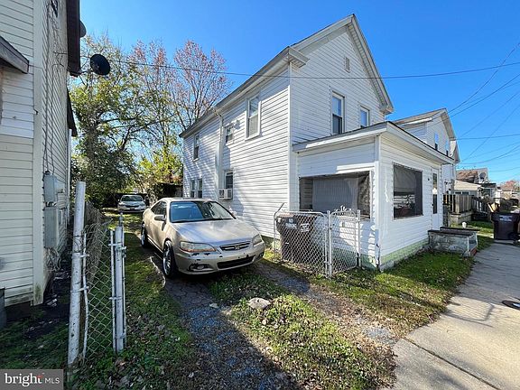 4th image of 614 Douglas St