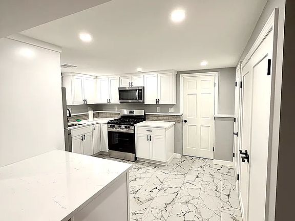 3rd image of 2 Blueview Rd #2