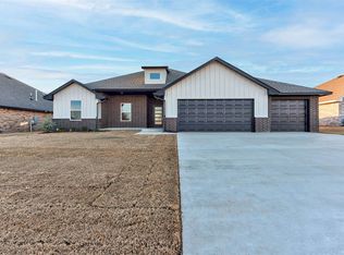 2004 W Flintlock Way, Mustang, OK 73064