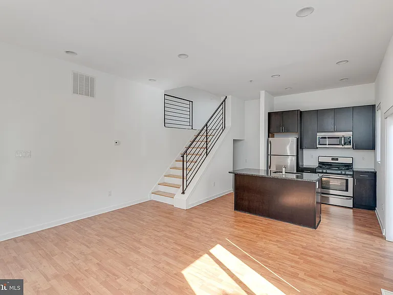 228 W George St #218 — Photo 6