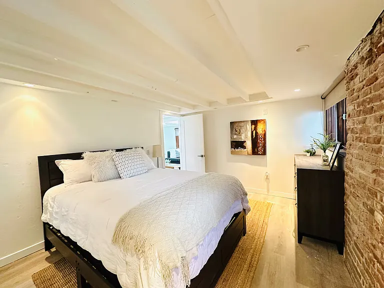 3259 Rowena Ave — Photo 10