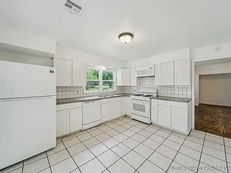 1123 W Spring St — Photo 4