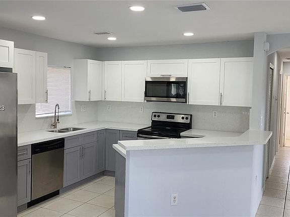 2nd image of 940 SW 7th Plz