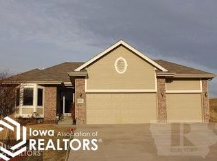 19232 Lamont Cir, Omaha, NE 68130