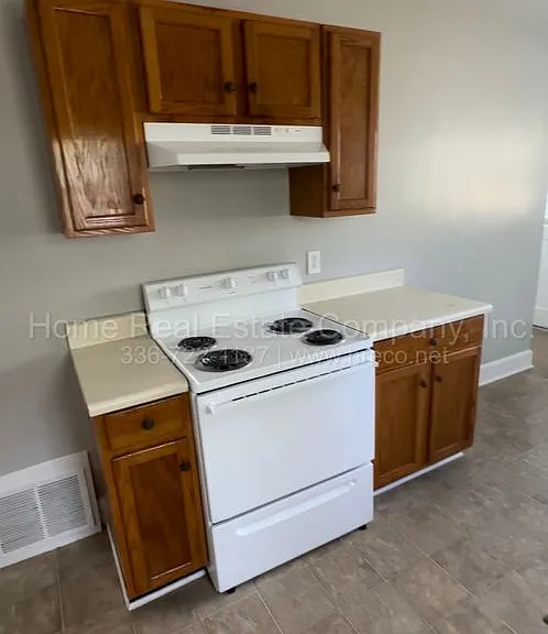 1009 Knollwood St — Photo 4