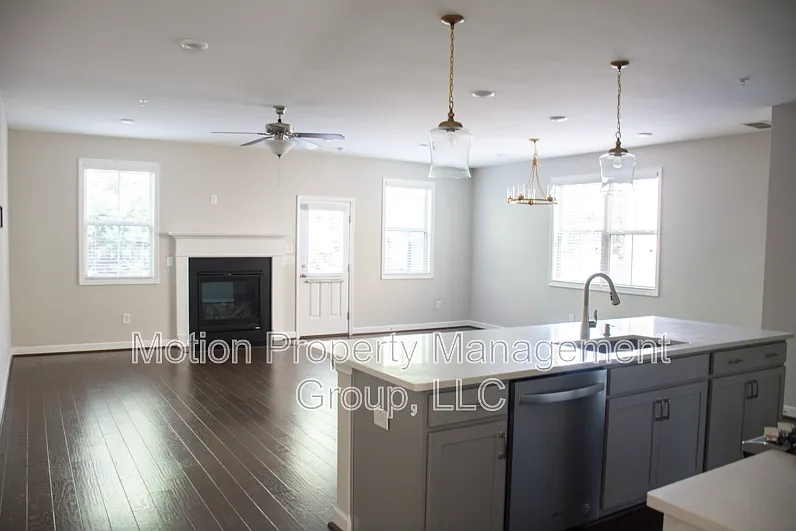 3 bed, 2.5 bath, 2152 sqft, $2,900 — Photo 2