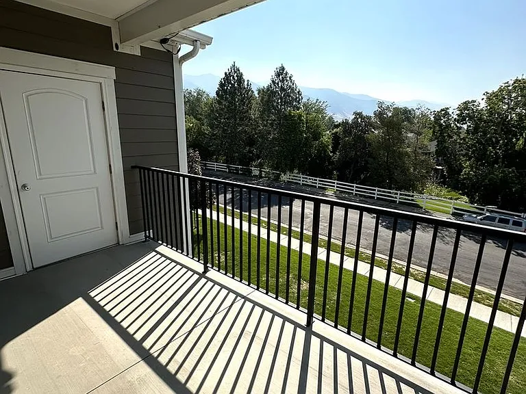 Creekside Oaks Apartments — Photo 10