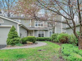 15 Stone Row Ln, Oak Ridge, NJ 07438