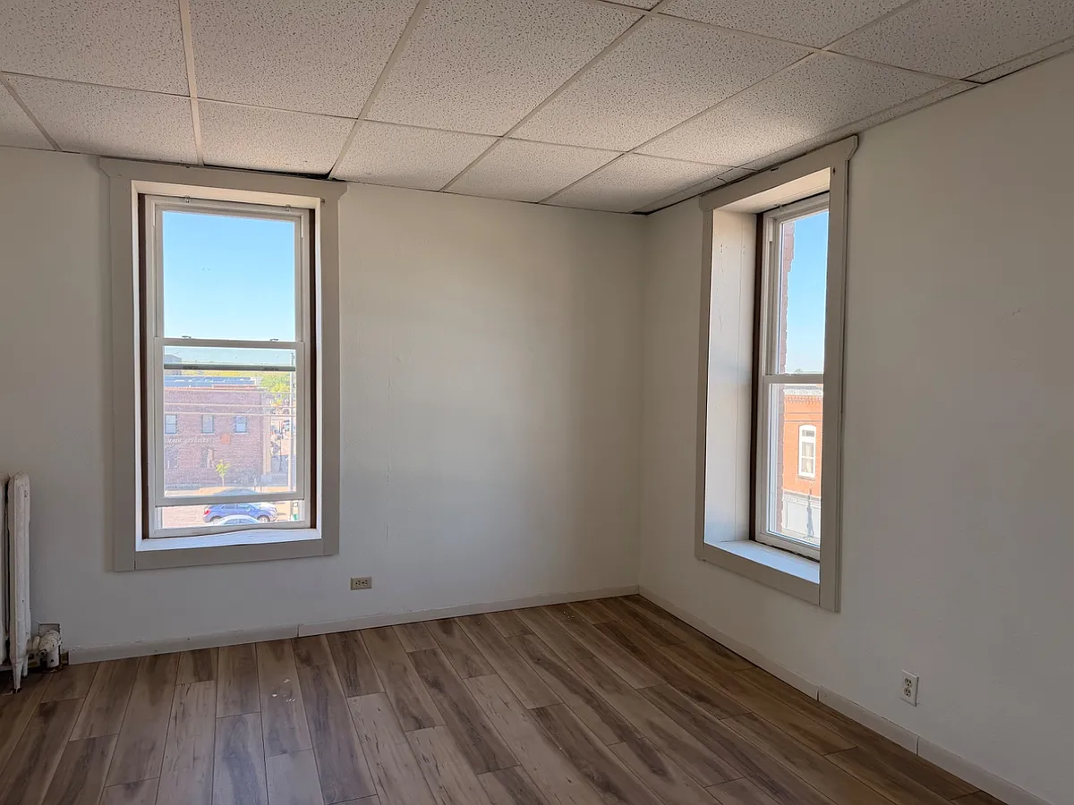 Unit Photo - 544 Broadway St S #18