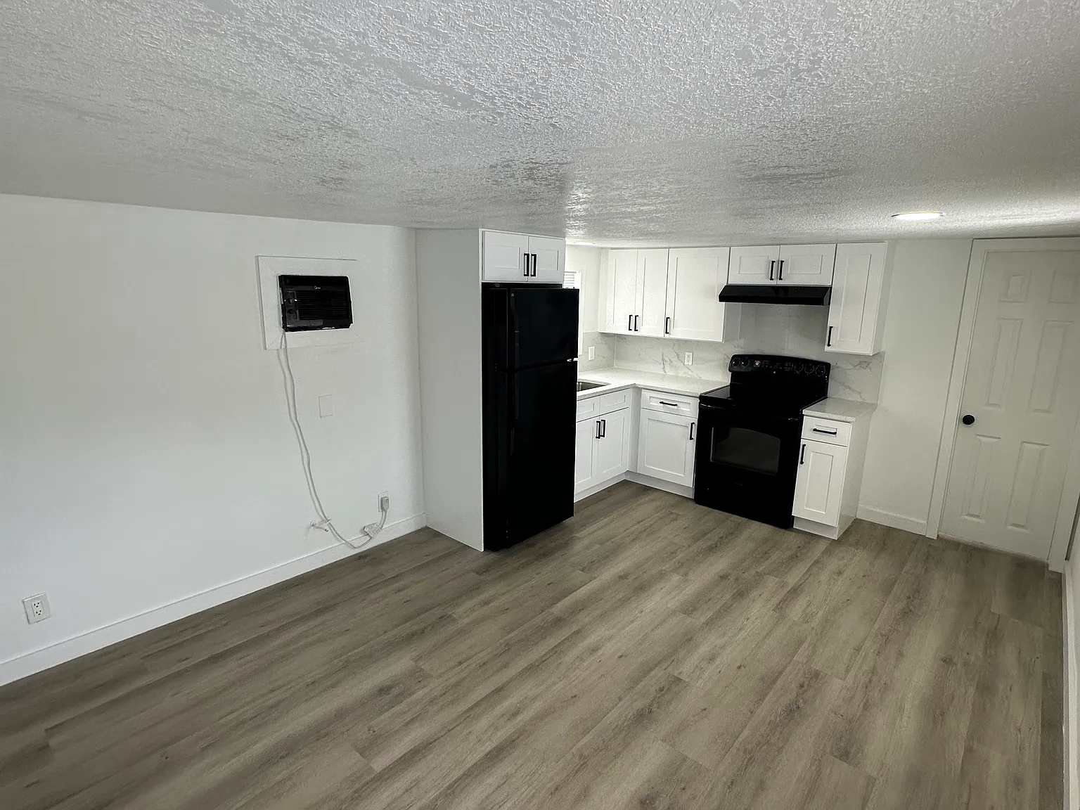 1 bed, 360 sqft, $1,050 — Photo 4